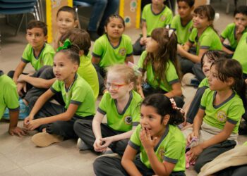 Llega el Fideicomiso de Salud Pública con sus libros que sanan a la Escuela Cruz María Gómez de Malavé en Añasco