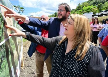 Gobernadora reabre carretera en Adjuntas que fue afectada por el huracán Fiona