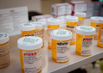 Lanza LUZ QUE ALIVIA, la primera solución en Puerto Rico para tomar medicamentos de manera segura, incluso en la oscuridad