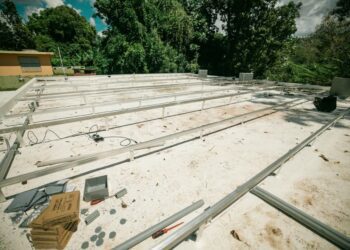 San Germán comienza a darle vida a proyecto de placas solares en Poblado Rosario y campos   