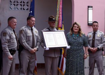 Honran oficial caído con ley federal de la gobernadora