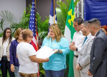 Gobernadora pone fin a 15 años de espera por un título de propiedad a residentes de Brisas de la Sierra en Comerío