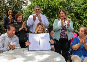 Gobernadora abre unidad de atención integral del adulto mayor en Fortaleza