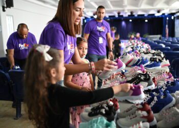 FedEx y Operation Warm unen fuerzas para apoyar a la comunidad estudiantil en Carolina