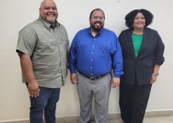 Alcalde de Guayama presenta las necesidades de educación al secretario