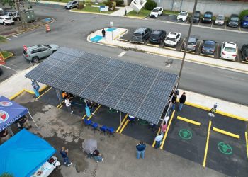 UPR Bayamón inaugura estación de carga solar creada por estudiantes