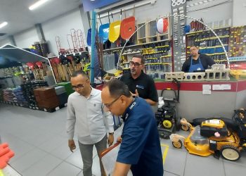 Representante y presidente de Comisión de Asuntos del Consumidor llega de sorpresa a megatiendas de Área Norte para ver mercancías y precios y “también para ponerles las lupas” a artículos libres de IVU