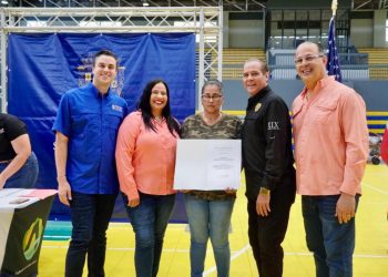 Alcaldesa de Aguas Buenas reafirma su compromiso con sus comunidades con la entrega de títulos de propiedad y recursos esenciales para las familias