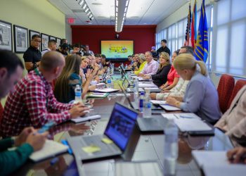 Gobernadora y equipo de trabajo atienden necesidades apremiantes en Caguas y anuncian desarrollo turístico gastronómico