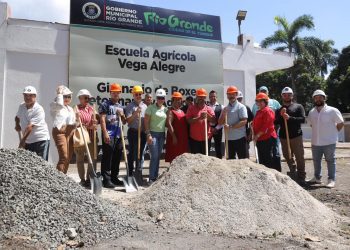 Municipal de Río Grande coloca 5 primeras piedras en proyectos de mejoras a instalaciones recreativas y deportivas  comunitarias   
