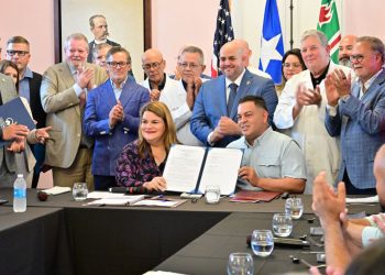 Gobernadora firma acuerdos para impulsar el desarrollo económico y garantizar el acceso a la salud en Mayagüez