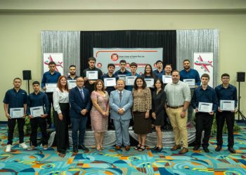 One Stop Career celebra la tercera graduación de mecánica de aviación