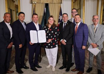 Gobernadora firma el primer Plan de Ordenación Territorial en la historia de Arroyo