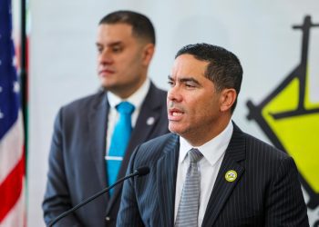 Senadores participan en presentación de máquinas de escrutinio electrónico en la CEE