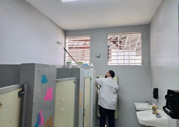 Representante Christian Muriel trabaja mano a mano en la Escuela María Dávila Semidey de Patillas para acondicionarla de cara al nuevo año escolar