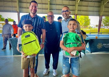 Héctor Delgado ‘El Father’ y Edgar Robles hacen que cientos de niños regresen a clases recortaditos y con materiales escolares gratis