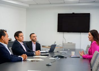 Senadora Ada Álvarez tiene reunión con la Junta de Supervisión Fiscal para evitar la migración y atender mejores salarios