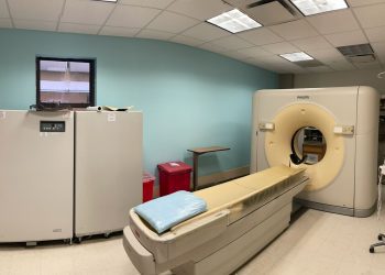 Pintan mural en Centro de Imágenes hospitalario para calmar a pacientitos pediátricos