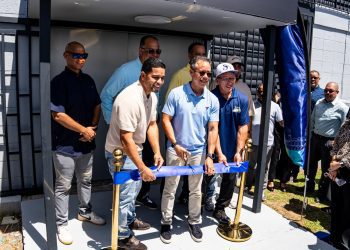 El alcalde de la ciudad capital, Miguel A. Romero Lugo, junto al artista urbano Myke Towers y Young Kingz Foundation, inauguran la remodelación del Gimnasio Caimito