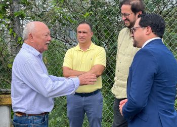 Papo Alejandro recibe en Juncos al Secretario del DTOP