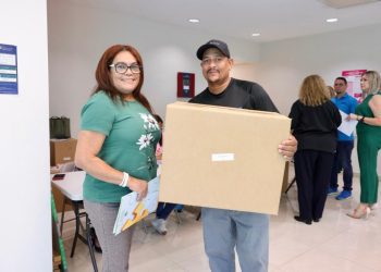 Departamento de Educación avanza con la entrega equipo tecnológico para las bibliotecas escolares 