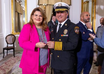 Gobernadora firma medidas legislativas de administración dirigidas a fortalecer la seguridad pública y ampliar los servicios de apoyo espiritual en el Gobierno