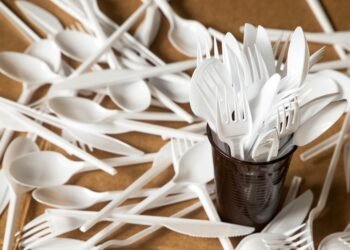 Reclaman a DACO que cumpla la ley que prohíbe plásticos de un solo uso en Puerto Rico