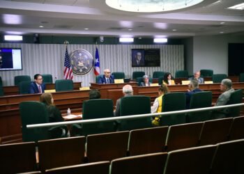 Encaminan legislación para autorizar que padres de menores con discapacidad puedan utilizar las filas expreso