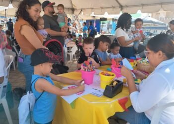 Fajardo recibe cientos de niños en la Plaza Pública