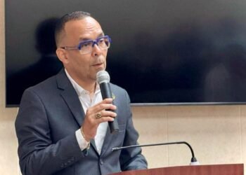 Representante propone instalación de detectores de metales para prevenir actos de violencia, con armas, en escuelas de Arecibo