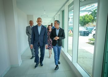 Alcalde de San Juan recibe al líder demócrata Hakeem Jeffries