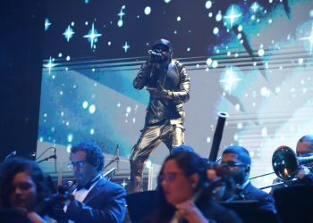 Yandel Sinfónico cautiva con una noche de reguetón elevado por la orquesta