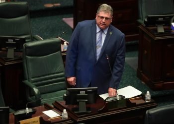 Representante Morey Noble presenta medida para establecer aranceles en procedimientos administrativos del gobierno