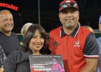 Toritos de Cayey honran al servidor público municipal Fidel Burgos en el inicio de la semifinal