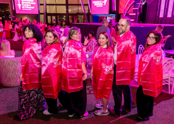 Celebran el día de héroes por el rosa