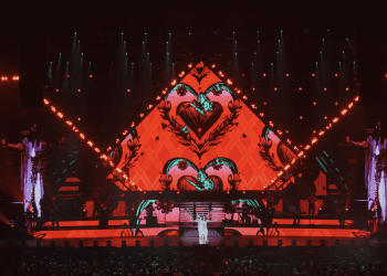 Elvis Crespo reina como el “Rey del Merengue”, electrizando a 15,000 fanáticos en espectáculo SOLD-OUT en Puerto Rico