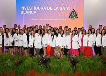    Ciencias Médicas inviste con la bata blanca a 60 nuevos estudiantes de Medicina Dental