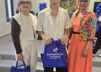 Hospital Ryder entrega uniformes al equipo de la Doble A Juvenil de Humacao y reafirma su compromiso con el deporte y la juventud