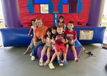 Alcaldesa de Morovis lleva servicios, alegría y diversión al Residencial Tomás Sorolla