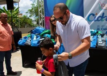 Municipio de Cidra apoya a estudiantes con entrega de materiales escolares antes del inicio de clases