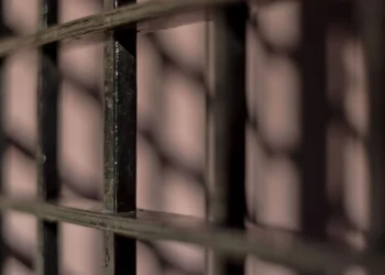 Justicia radica 5 cargos contra hombre que intentó estrangular a su pareja en Cataño