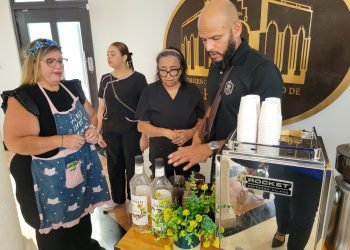 Participantes del curso de barista presentan degustación de café y arte latte