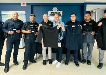 Alcalde de Las Piedras entrega uniformes a  Policías Municipales