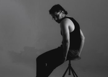 Alexander Omar lanza “Polos Opuestos”, un bolero contemporáneo que conecta lo vintage con lo actual