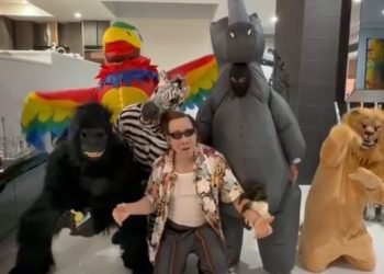 Sorprende en Halloween disfrazado de Ace Ventura y anuncia nuevo álbum para el 28 de noviembre