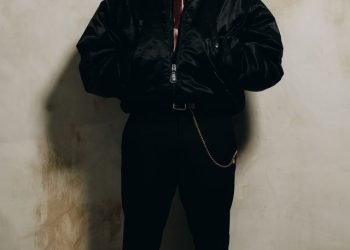 JEREMY AYALA COMPARTE SU VISIÓN CREATIVA EN GALORE MAGAZINE TRAS SU SEGUNDA NOMINACIÓN AL GRAMMY