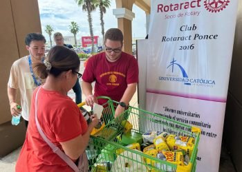 Rotarios recogen alimentos para familias necesitadas en la Isla