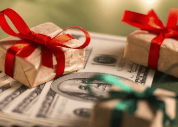 Alcalde de Río Grande entrega Bono de Navidad de $1,500 a sobre 451 empleados durante celebración de Acción de Gracias