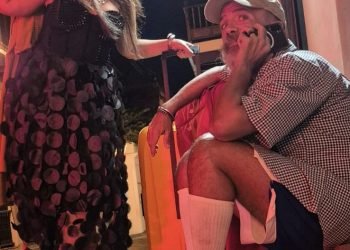 Anamín Santiago y Javier Rivera Pastrana llevan al teatro la tradición de las maletas en Nochevieja