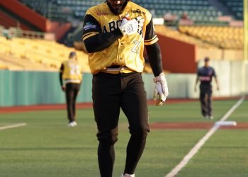 Santurce domina a Carolina en el día de Roberto Clemente